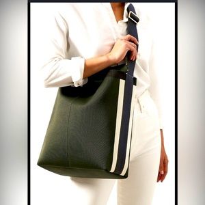 EUC Rothys Full-sized Forest Green Bucket Bag